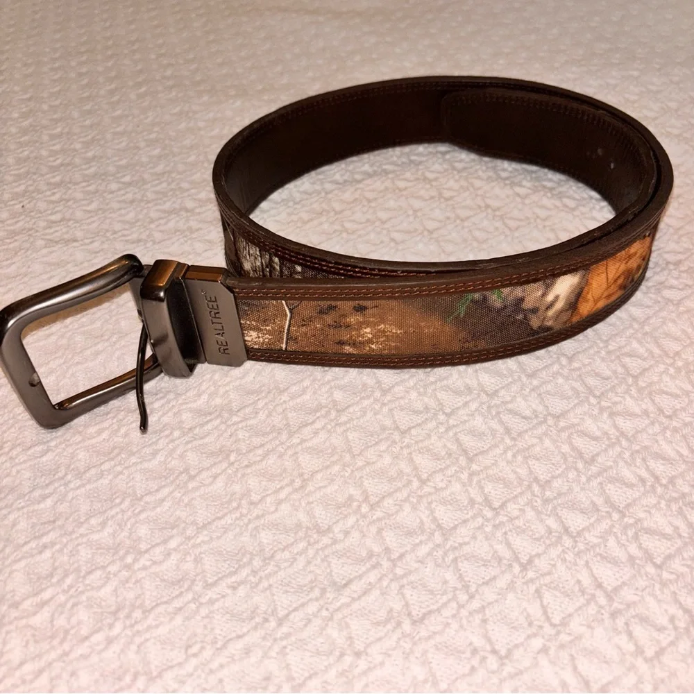 Reeltree Men’s 30/32 camouflage and brown  leather belt silver buckle hunter